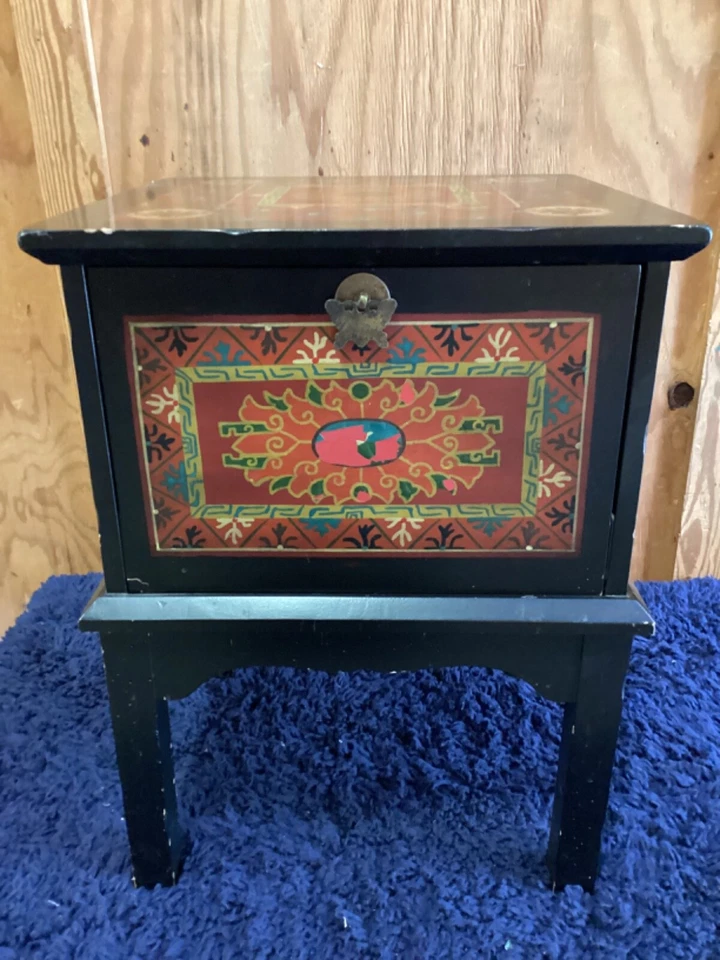 Mesa auxiliar de almacenamiento Pier 1 Imports 24” de alto x 18” de largo x 18” de profundidad algunos defectos Foto 2 de 4