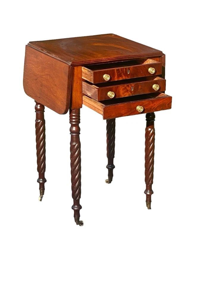 Antigua mesa de trabajo Massachusetts de 3 cajones con patas talladas en cuerda Foto 4 de 4