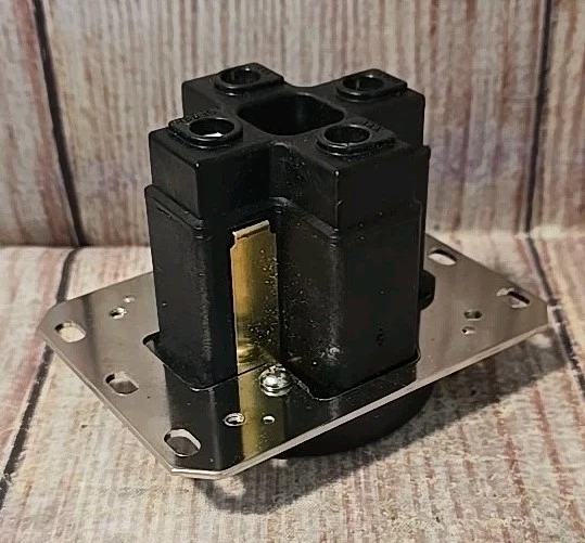 Hubbell HBL9450A Straight Blade Device Receptacle, RTP, Industrial Grade, 3-Pole - Image 4 of 4