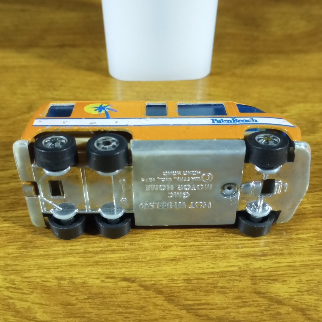 ホットウィール　RLC　GMC　Motor　Home　　　プロテクトケース付 2012 Hot Wheels RLC Factory Sealed GMC Motorhome – Cars N Cards