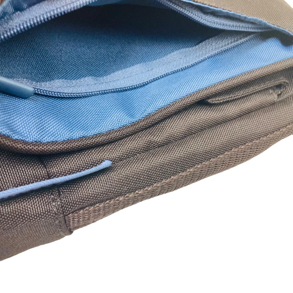 Bolsa de almacenamiento de viaje acolchada Belkin negra/azul - cierre con solapa 10x9x3" bolsa para tableta Foto 3 de 4