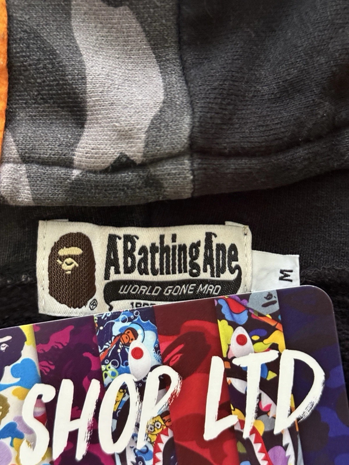 A BATHING APE (BAPE) Felpa con cappuccio A Bathing Ape nera mimetica tigre