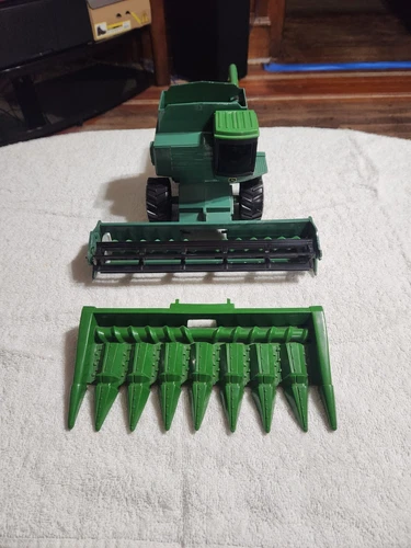 John Deere Titan II Combine by Ertl. B7