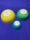 3 Pyrex Nesting Mixing Bowls