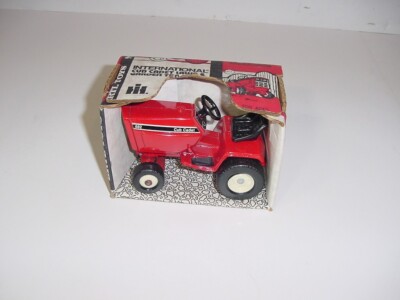 1/16 Vintage International 682 Cub Cadet Lawn Garden Tractor by