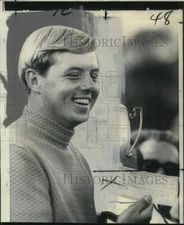 1969 Press Photo Tom Shaw accepts trophy and check in Doral Open Golf Tournament