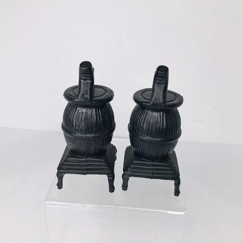 Vintage Black Pot Belly Stove Salt & Pepper Shakers Set Plastic Hong Kong - Picture 3 of 6