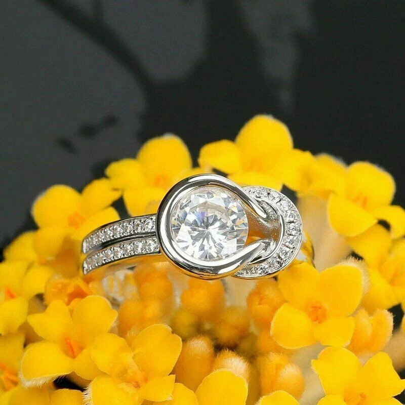 Anillo de compromiso solitario de diamantes creado en laboratorio con nudo de 2 quilates acabado en oro blanco de 14 quilates