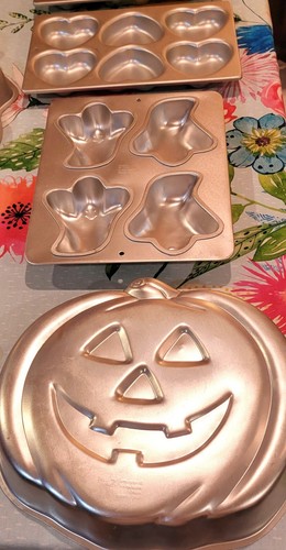 Set 6 Wilton Holiday Cake Pans Christmas, Halloween, Valentines Aluminum Vintage - Picture 2 of 10