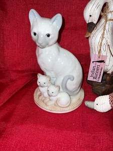 Vintage St Michael White Ceramic Cat with Kittens Ornament Figurine ornament