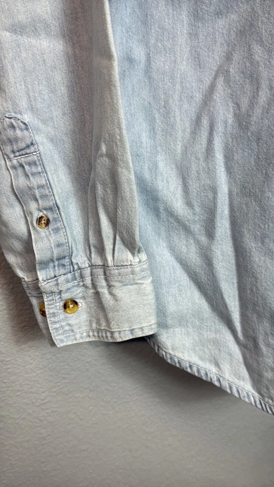 Camisa vaquera vintage con logotipo de World Gym bordada azul claro grande con botones Foto 4 de 4