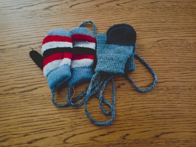 Set Handschuhe Fäustlinge An Schnur