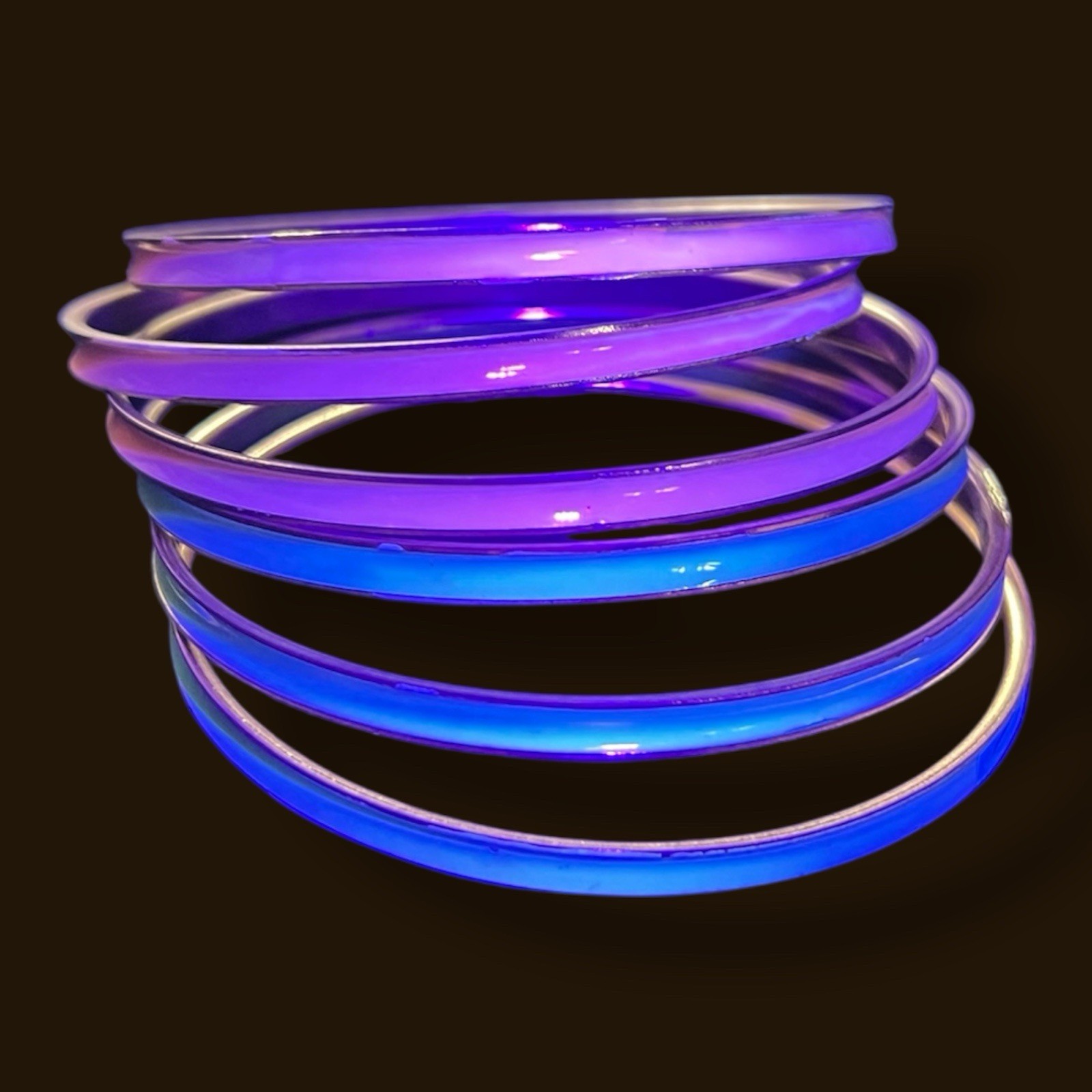 Vintage gold-tone Stackable bangle bracelets Gree… - image 3