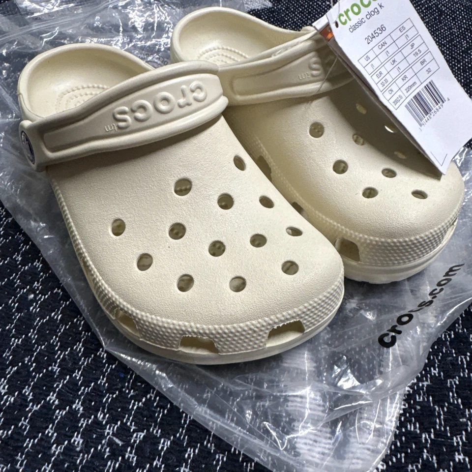 Zueco clásico Crocs para niños hueso J1.  Foto 2 de 4