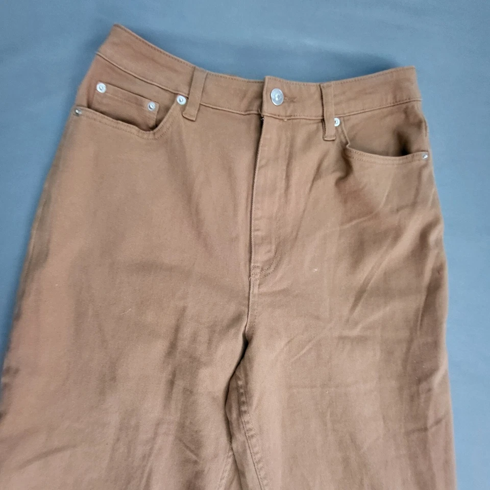 Pantalones de mezclilla H&M divididos para mujer talla 8 tiro alto con puños cónicos recortados marrón * Foto 2 de 4