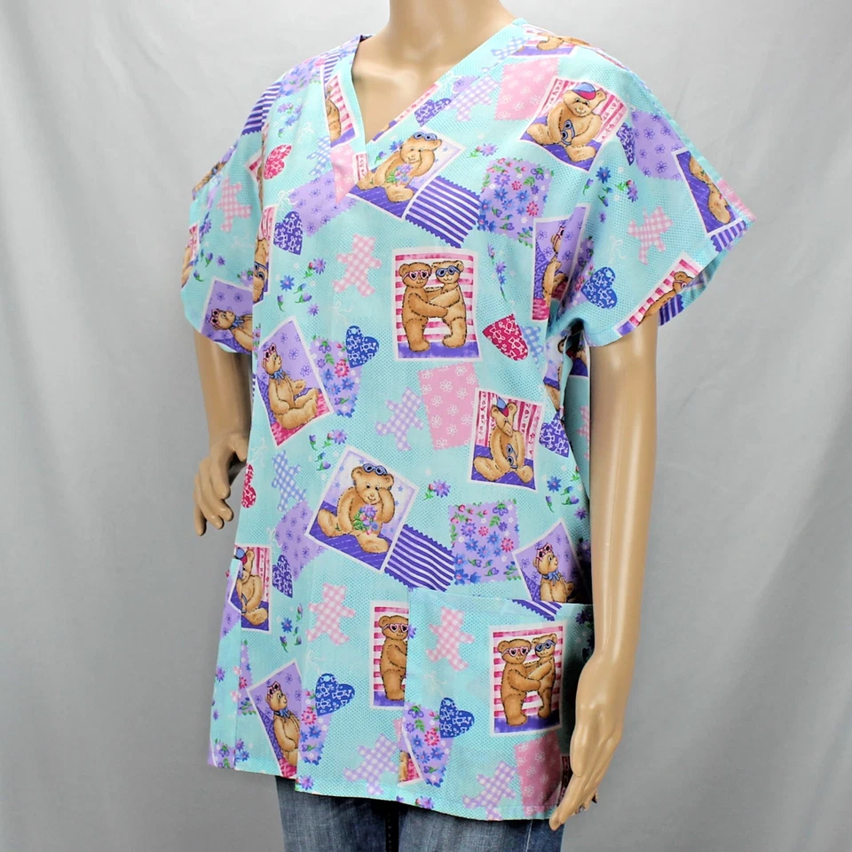 Blusa Médica Simply Basic Azul con Osos de Peluche Grande Dos Bolsillos Aberturas Laterales Cuello en V Foto 3 de 4