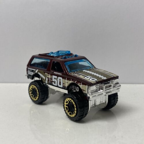 1984 84 Chevy Blazer 4x4 Collectible 1/64 Scale Diecast Diorama Model - Picture 1 of 4