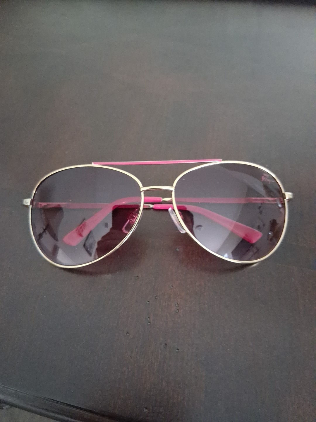 Aviator Sunglasses With A Gold Tone Metal Frame And Pink Lenses-image