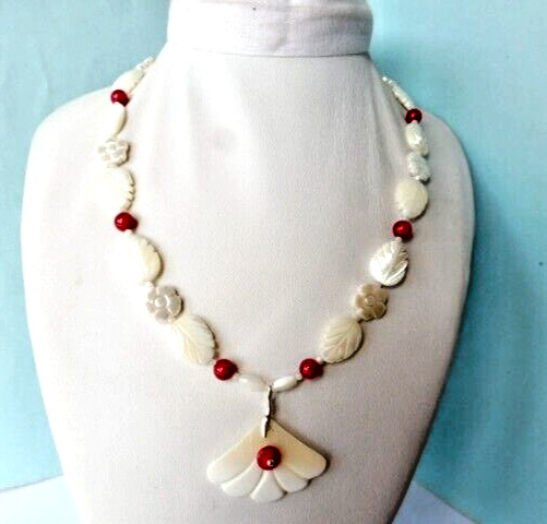 Collier en Argent massif orné de Nacre véritable et Corail précieux d'une élégance intemporelle