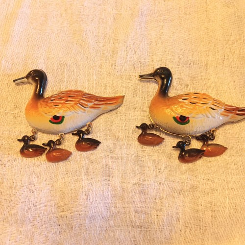 Vintage Mother Duck with 3 Ducklings Metal Refrigerator Magnet Set Of 2 Korea