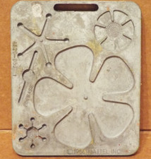 1966 Mattel Creepy Crawler Thing Maker Flowers Center Pin Base Mold 4520-053 1