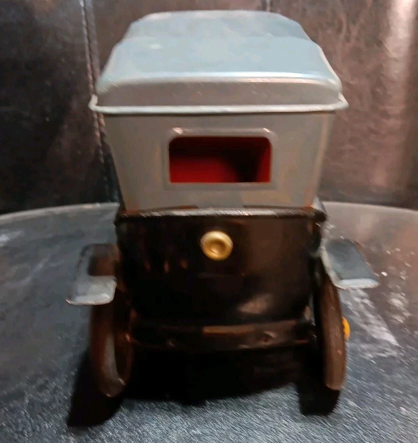 Coche de fricción de metal Ford rojo vintage años 60 con pilas hecho en Japón Foto 4 de 4