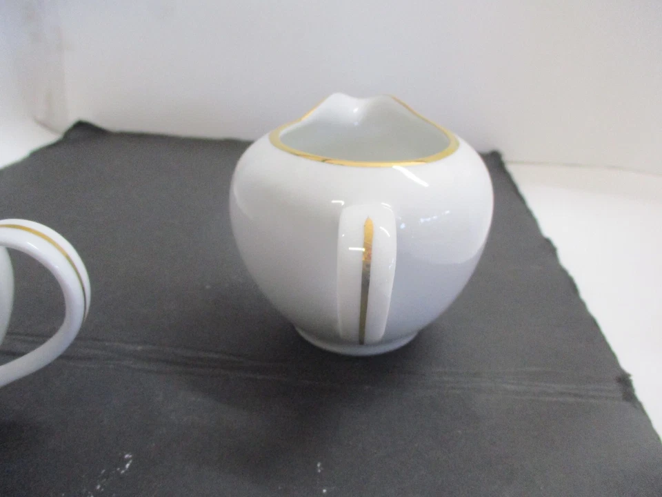 Juego de crema y azúcar 10 Strawberry Street, ltd. de MONNO BLANCO y DORADO Foto 4 de 4