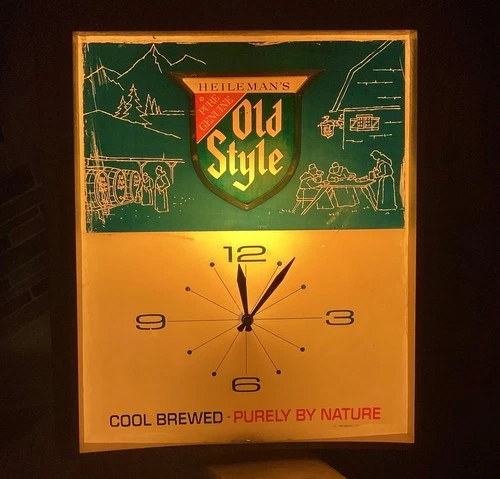 Vintage Heileman’s Old Style Beer Light Up Clock Sign LaCrosse WI Advertising.