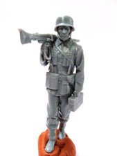 German infantryman with light machine gun on his shoulder WWII in scales