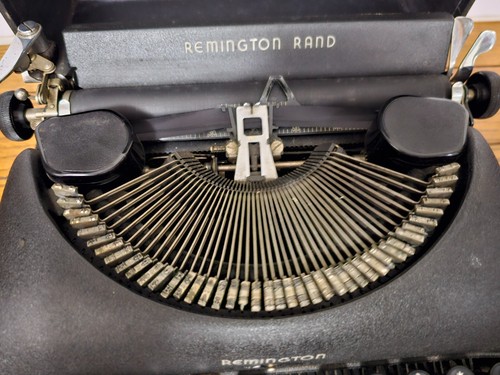 VINTAGE REMINGTON RAND DELUXE MODEL 5 TYPEWRITER WITH ORIGINAL CASE - Picture 3 of 18