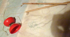YoYo Diabolo -2 wooden sticks 17cm attached to a string with red plastic spinner