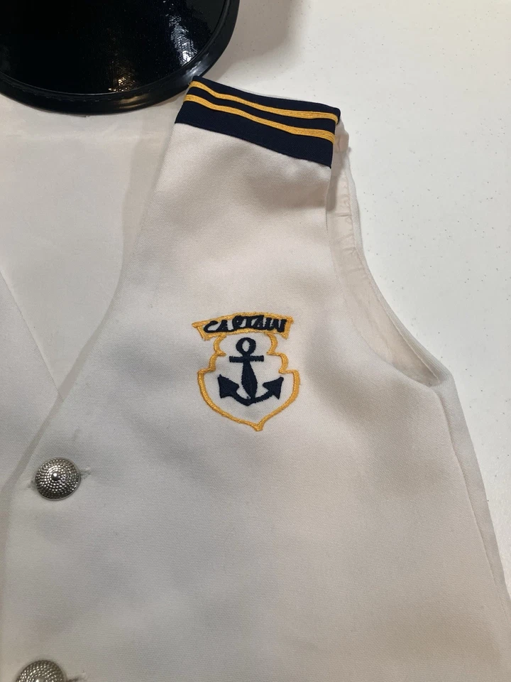 Chaleco marinero blanco y sombrero ajustable bordado para niños pequeños Foto 2 de 4