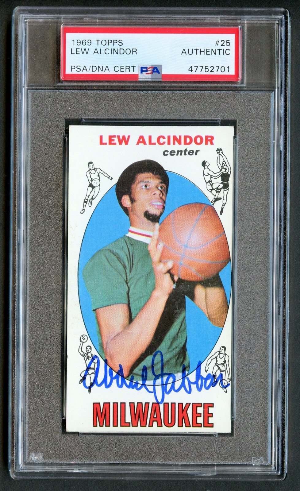 Lew Alcindor #25 signed auto Kareem Abdul-Jabbar 1969-70 Topps Rookie PSA Slab