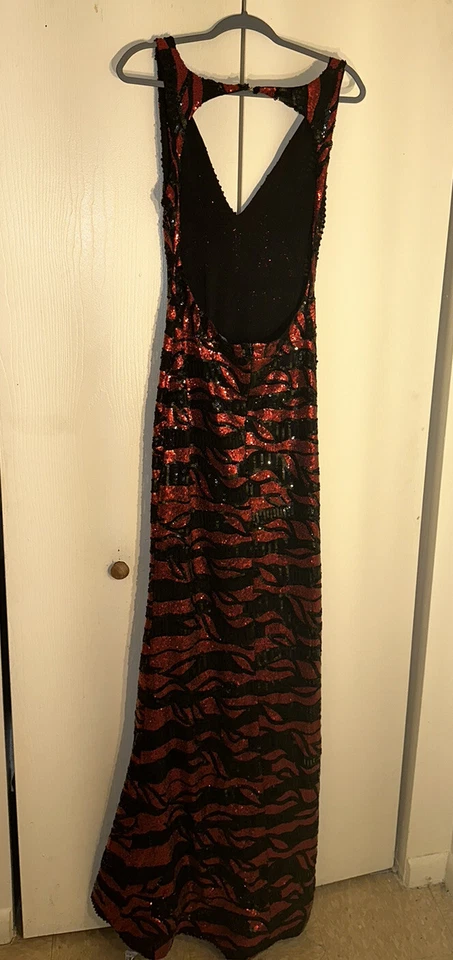 Vestido de formatura listrado vermelho e preto sequenciado - Imagem 2 de 4