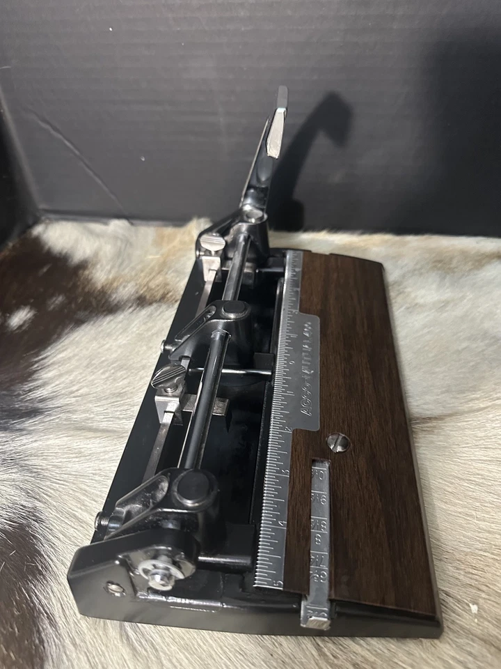 Punzón de 3 agujeros ACCO Mutual 400 acero de alta resistencia DE COLECCIÓN grano de madera ajustable Foto 4 de 4