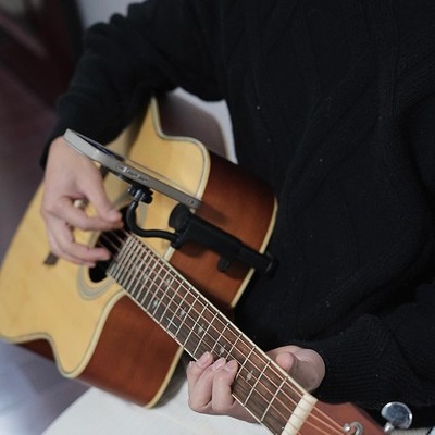 Gitarrenkompatibler magnetischer Handyhalter verbessert Lernerfahrung in Musik