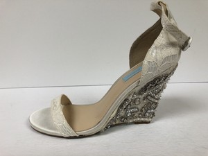 betsey johnson alisa wedge sandal