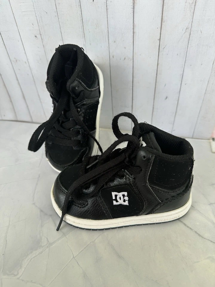 Zapatos DC para niños pequeños talla 5 Spark High Too Foto 2 de 4