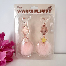 MOKOKO Cálidos Esponjosos Pendientes Pompón POP LAND Exclusivos Beijing NUEVOS 💖✨