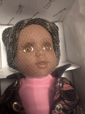 Entenhaus Erbstück Puppe EBONY - verpackt mit Zertifikat (COA) - Sammler