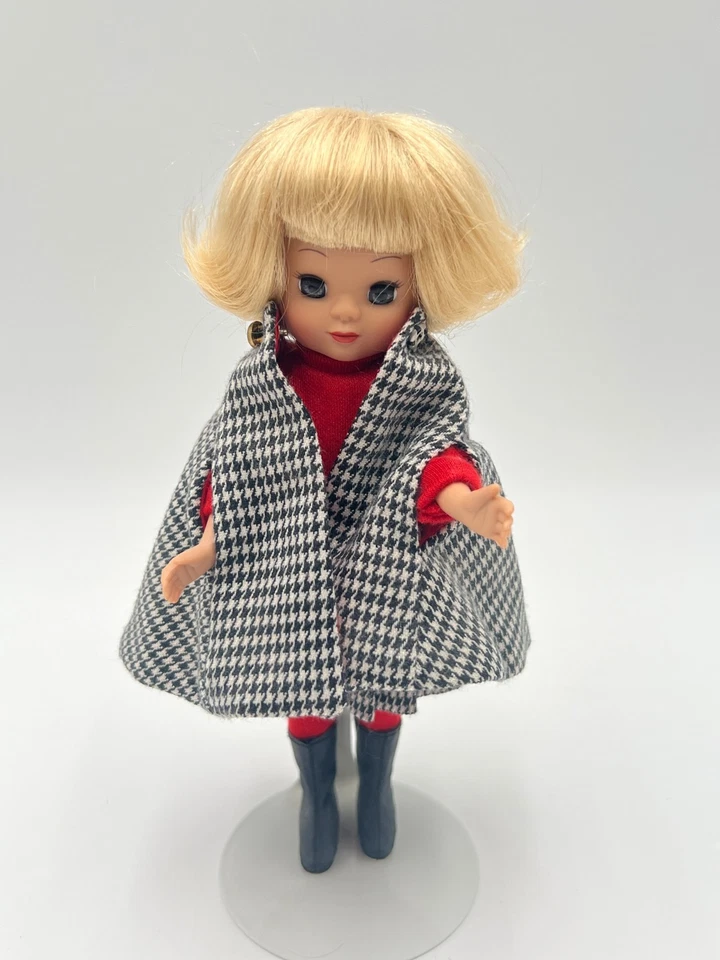 Boneca Tiny Betsy McCall Cozy Cape Blonde por Tonner 2003 Houndstooth Cape Vintage - Imagem 3 de 4