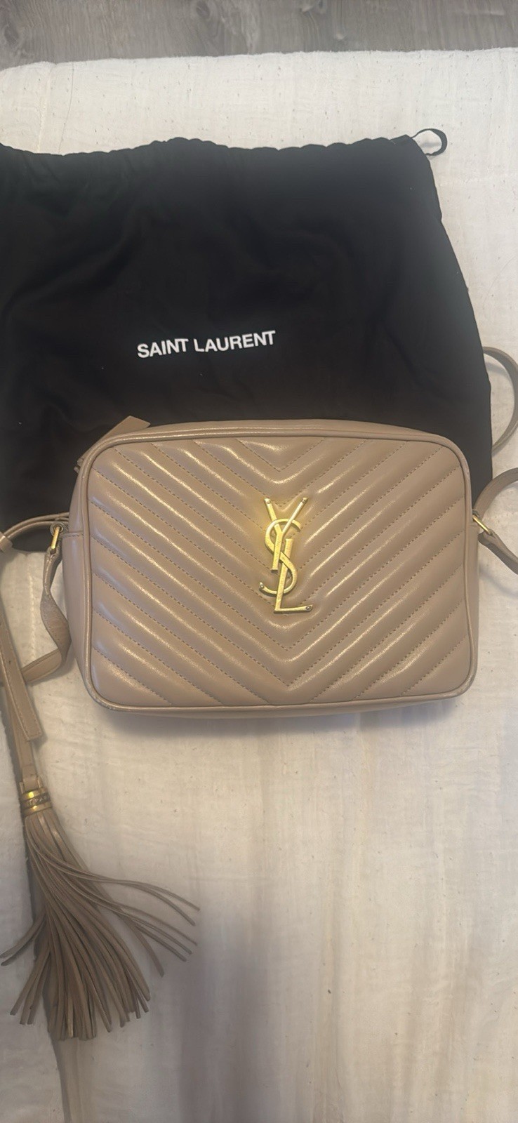 Borsa per fotocamera YSL Saint Laurent Lou in pelle di vitello trapuntata beige
