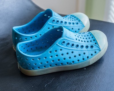 Native boy blue solid rubber slip on casual shoes Sz C 9