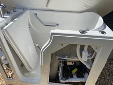 walk in white bathtub, in perfect working order clean and hardly used