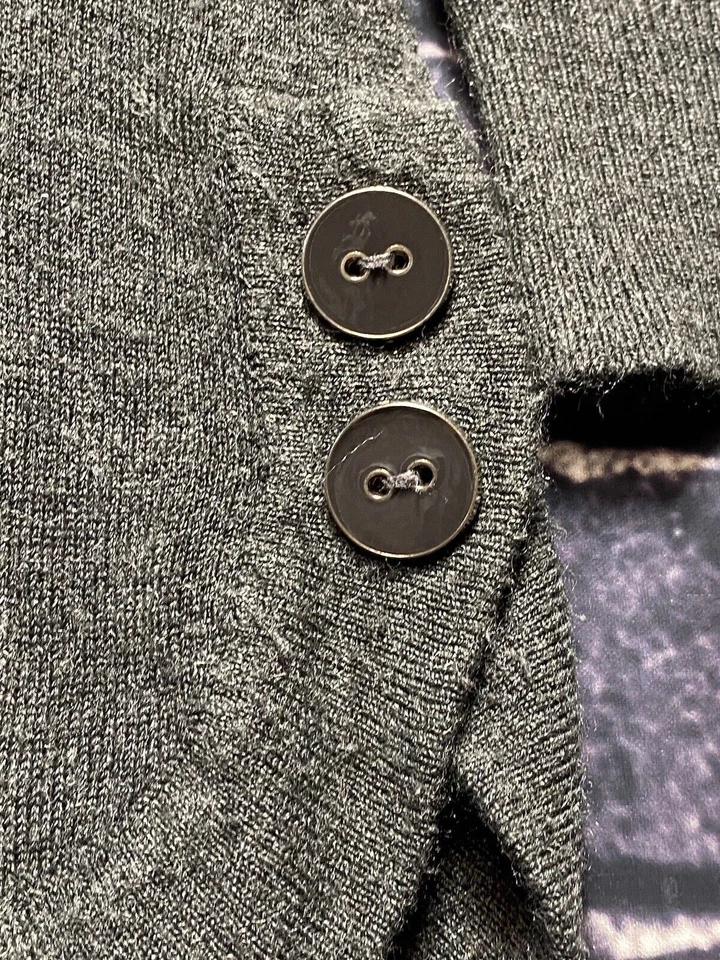 Suéter túnica de cuello alto gris Suzie de colección para mujer botones decorativos grandes Foto 2 de 4