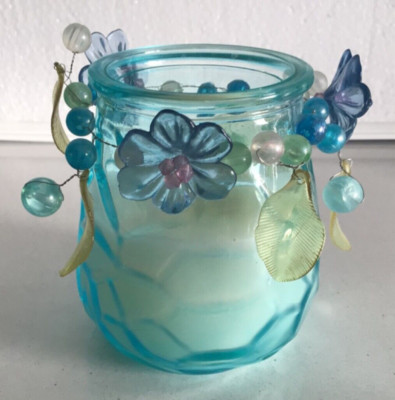 DEKO KERZE IM TÜRKIS BLAU GLASGEFÄSS BLÄTTER, BLUMEN UND PERLEN KREIS