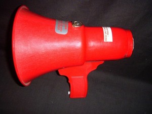 FEDERAL SIGNAL VOICE GUN - BULL HORN MODEL A12SA EX. CONDITION TESTED & WORKING
