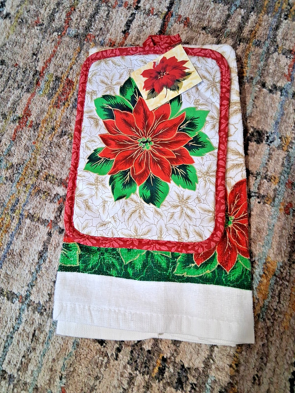 NWT Christmas Poinsettia Set Hotpad + Tea Towel
