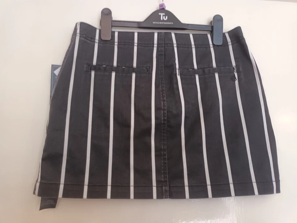 Volcom Black & White Striped Full Zip Front Thin Denim Short Skirt Size 10 - NWT - Image 3 of 4
