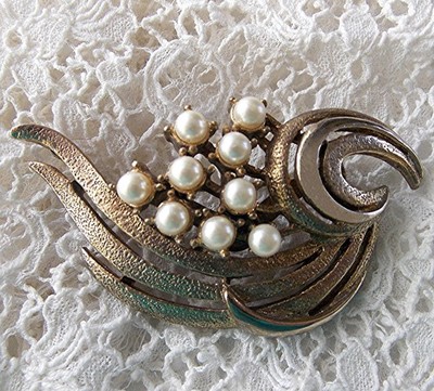 LOVELY VINTAGE MID-CENTURY FLORAL SPRAY DESIGN LIGHT GOLD TONE FAUX PEARL BROOCH